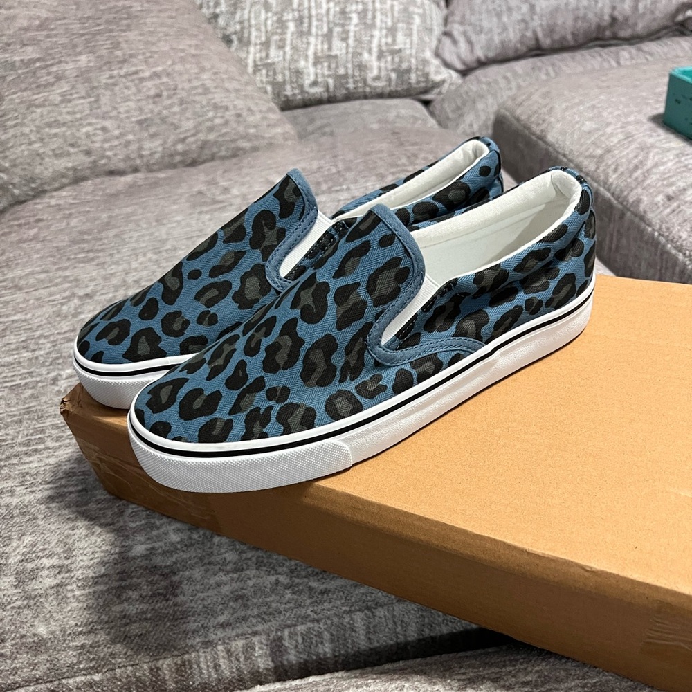 Ladies size 10 slip on canvas shoes